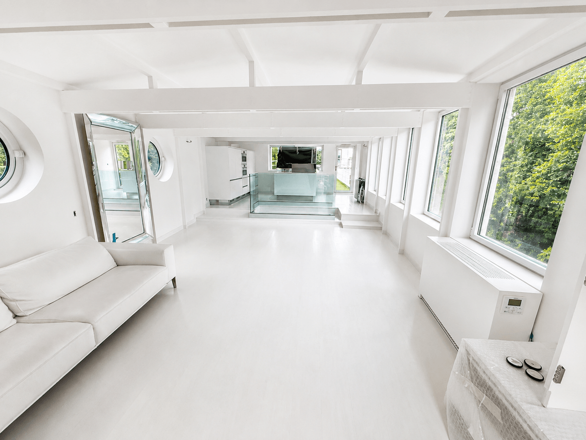 Grand séjour entièrement repeint en blanc à Neuilly-sur-Seine