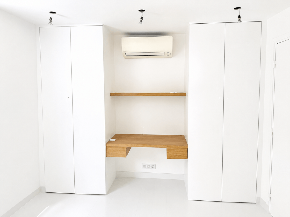 Placards blancs sur mesure et niche bureau repeints dans un appartement de Neuilly-sur-Seine