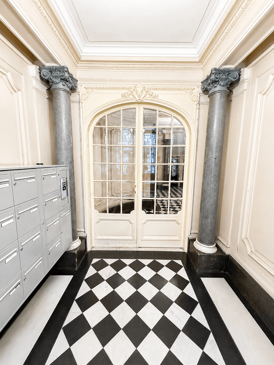 Hall d'immeuble haussmannien parisien remis en peinture