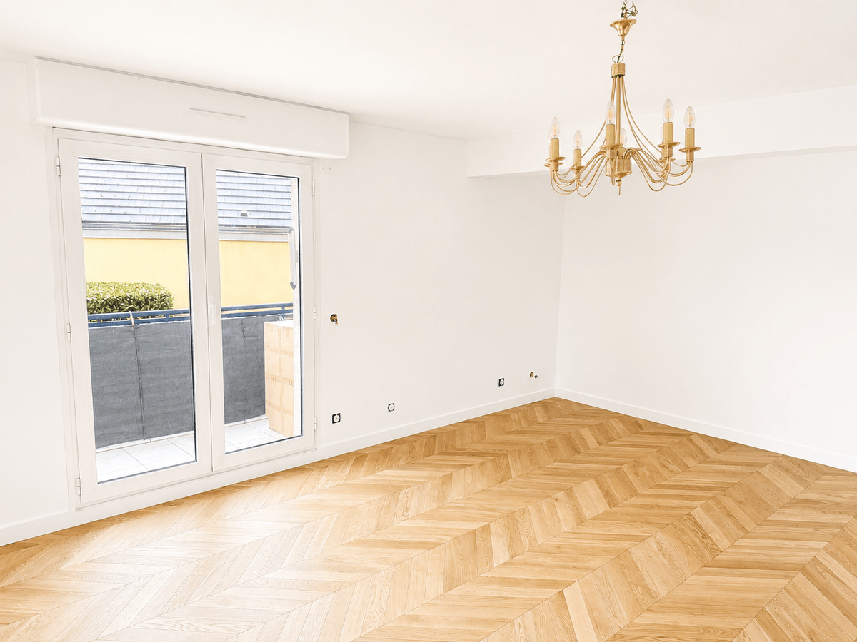 Séjour repeint en blanc, parquet à chevrons et corniche