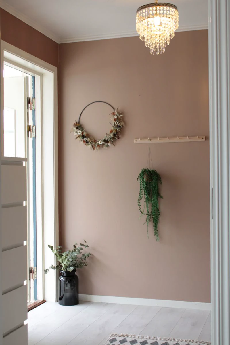 Entrée d'appartement repeinte dans un rose terracotta