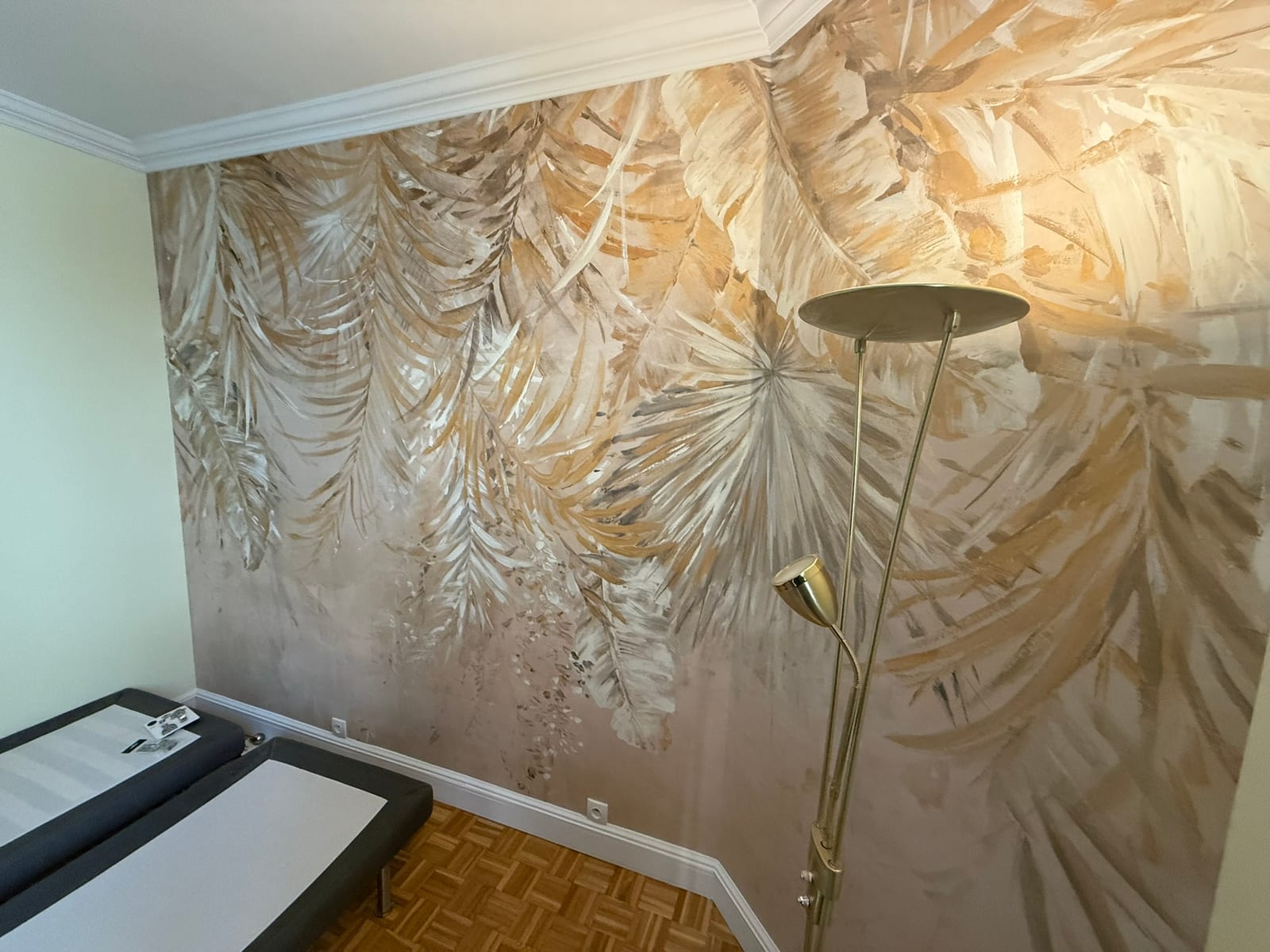 Chambre parentale au Kremlin-Bicêtre, papier peint panoramique feuillage doré sur un pan de mur