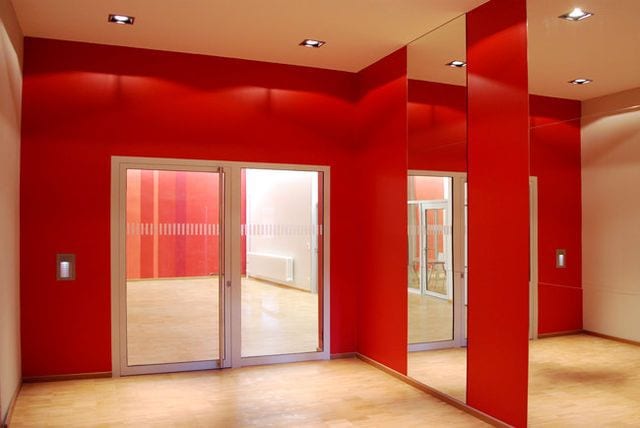 Hall d'accueil habillé d'un revêtement mural rouge à Levallois-Perret