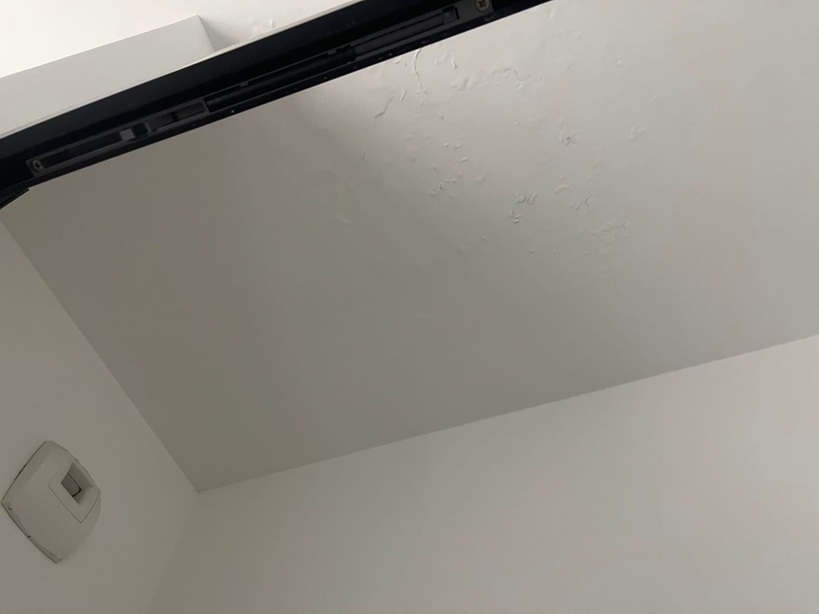 Plafonds repeints après dégât des eaux à Saint-Ouen, photo du chantier
