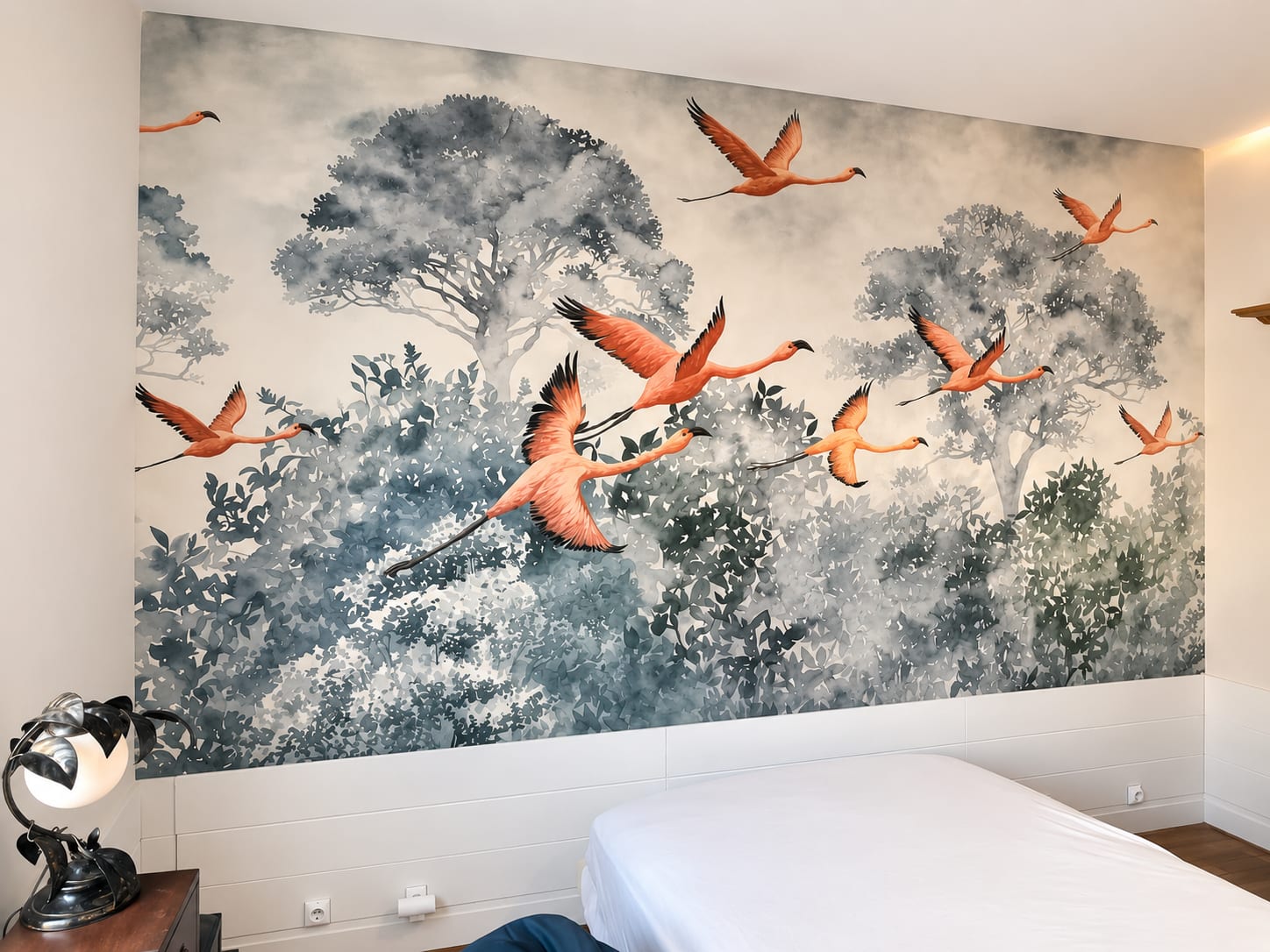 Papier peint panoramique aux flamants roses posé dans une chambre
