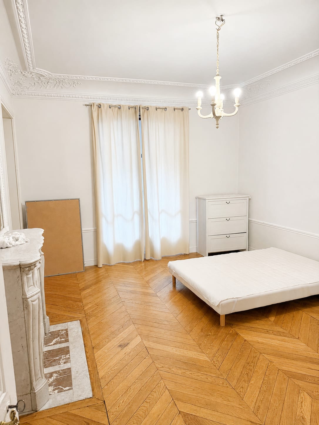 Chambre haussmannienne repeinte en blanc a Bois-Colombes