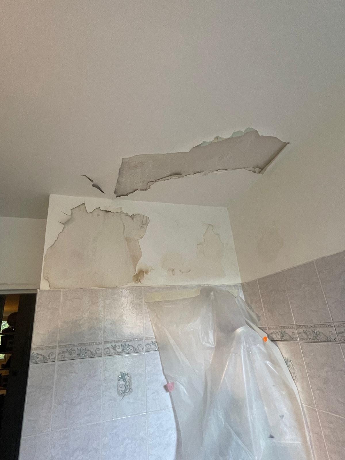Plafond et murs en cours de reprise apres degats, bandes et enduits realises