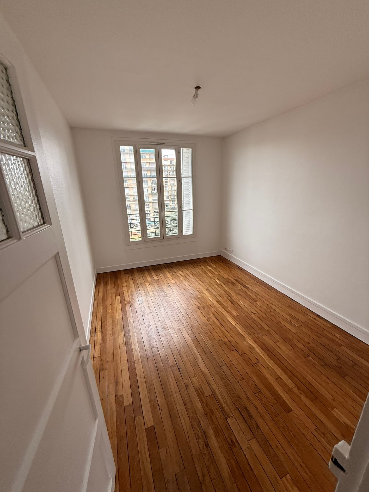 Remise en peinture d'un T4 de 44 m² pour un propriétaire bailleur à La Garenne-Colombes — photo du chantier