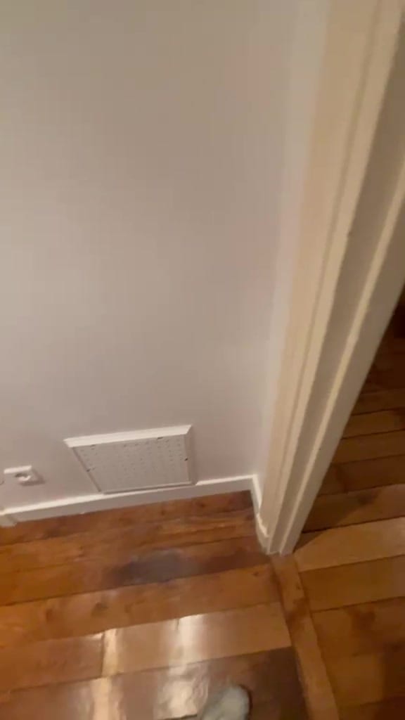 Couloir d'un appartement à Paris 16 remis en peinture après un dégât des eaux, murs lisses et plinthes reprises