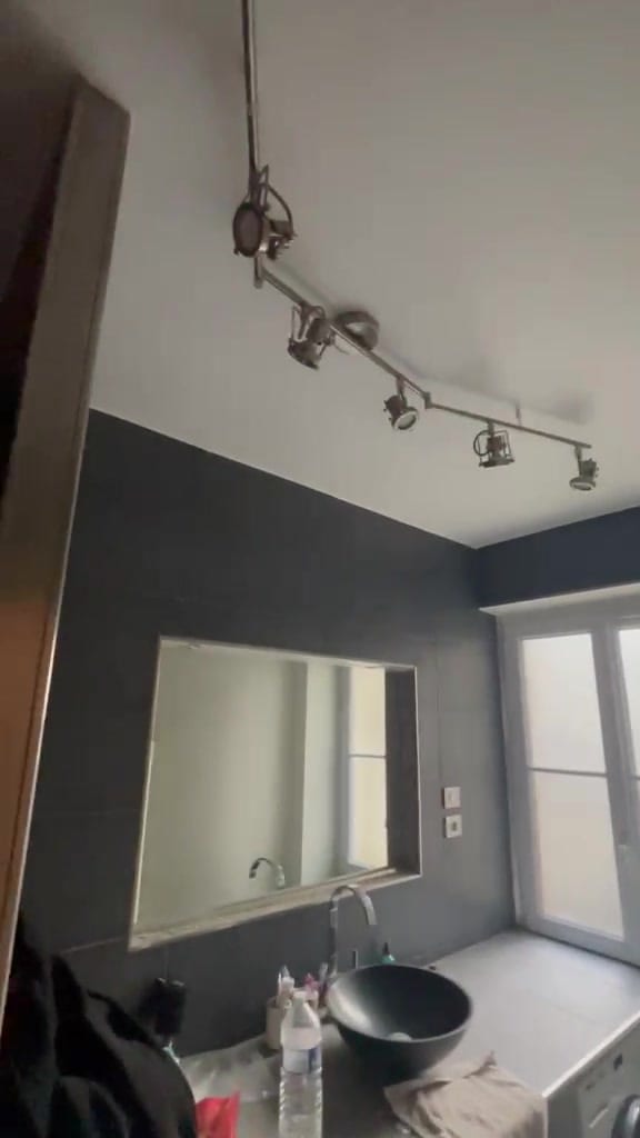 Réparation après un dégât des eaux à Paris 16 : cuisine, couloir et plafond de salle de bain — photo du chantier