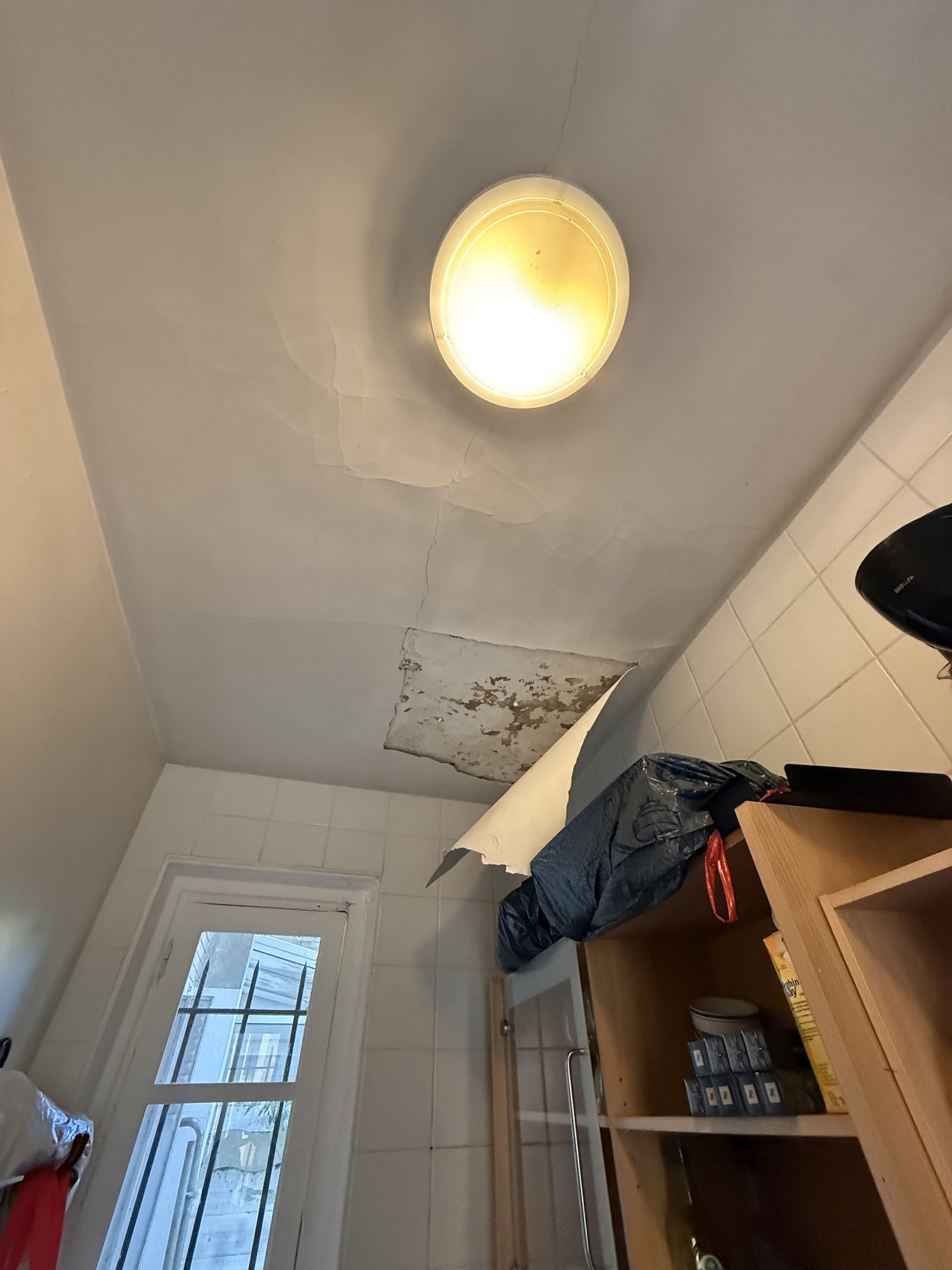 Reprise d'un plafond de cuisine après dégât des eaux à Saint-Cloud — avant