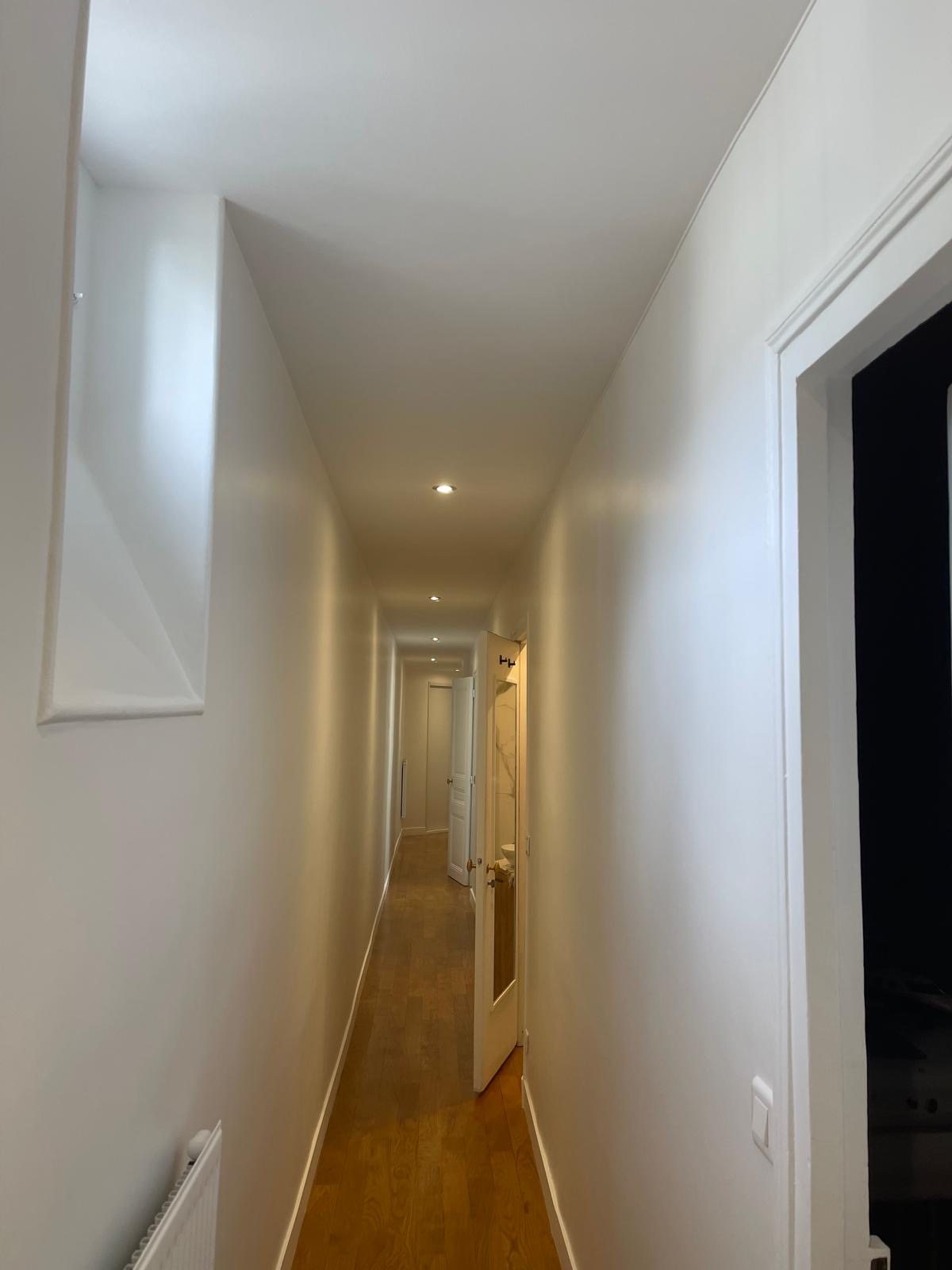 Couloir repeint en blanc après reprise du cloisonnement à Paris 16e