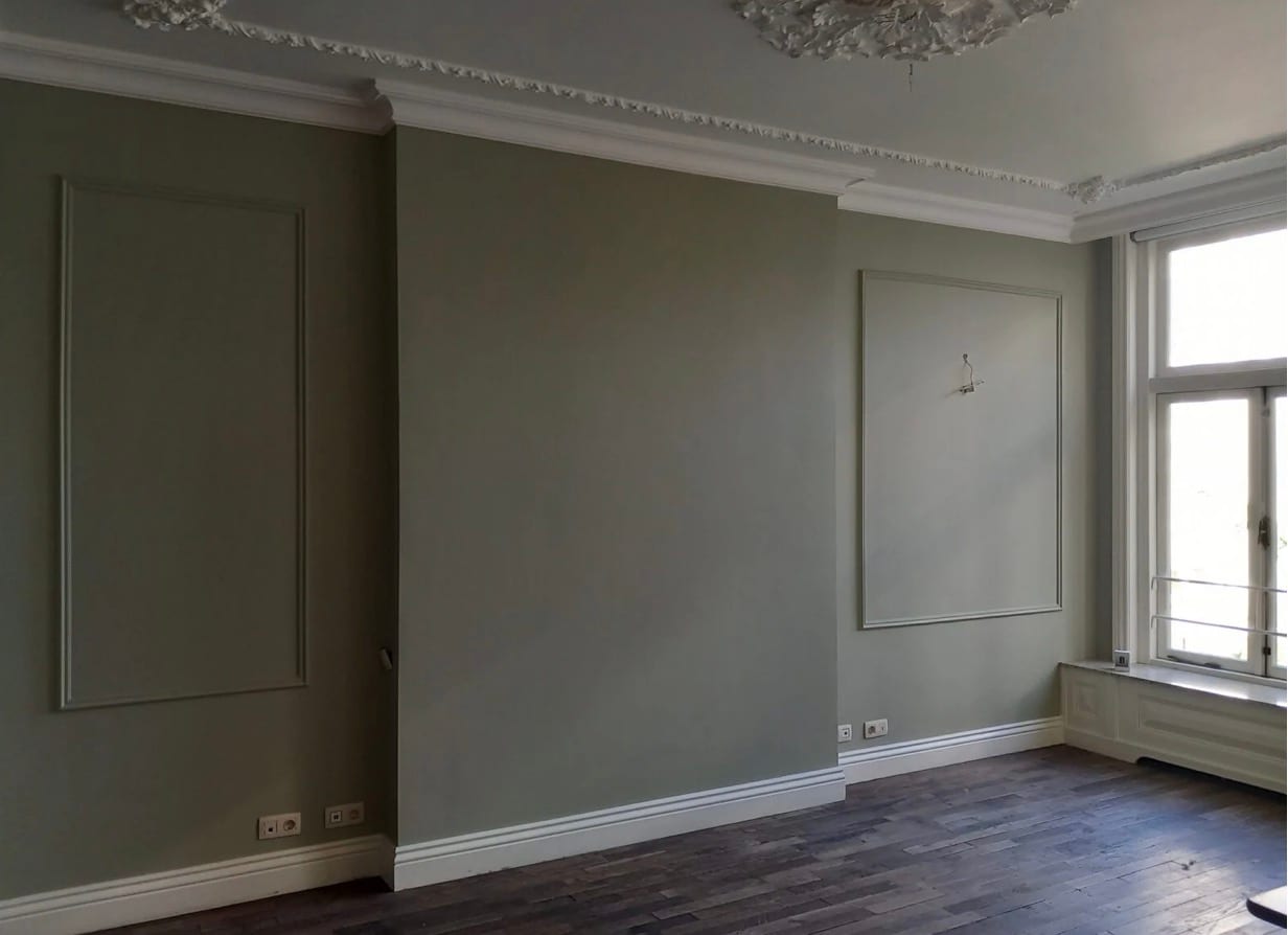 Séjour de maison de ville repeint en gris profond, moulures et double porte, à Courbevoie