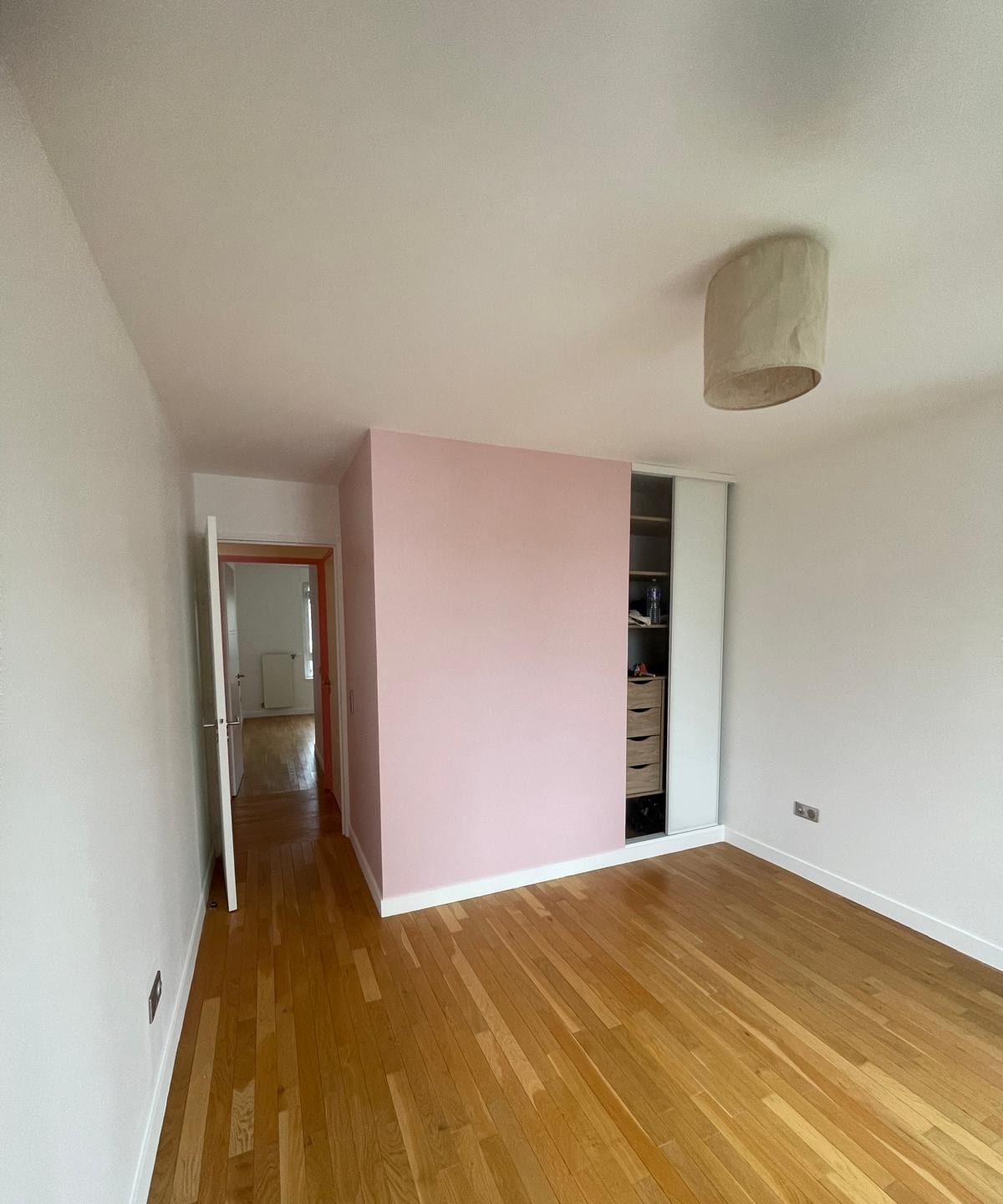 Chambre au mur Pois de senteur à côté du placard
