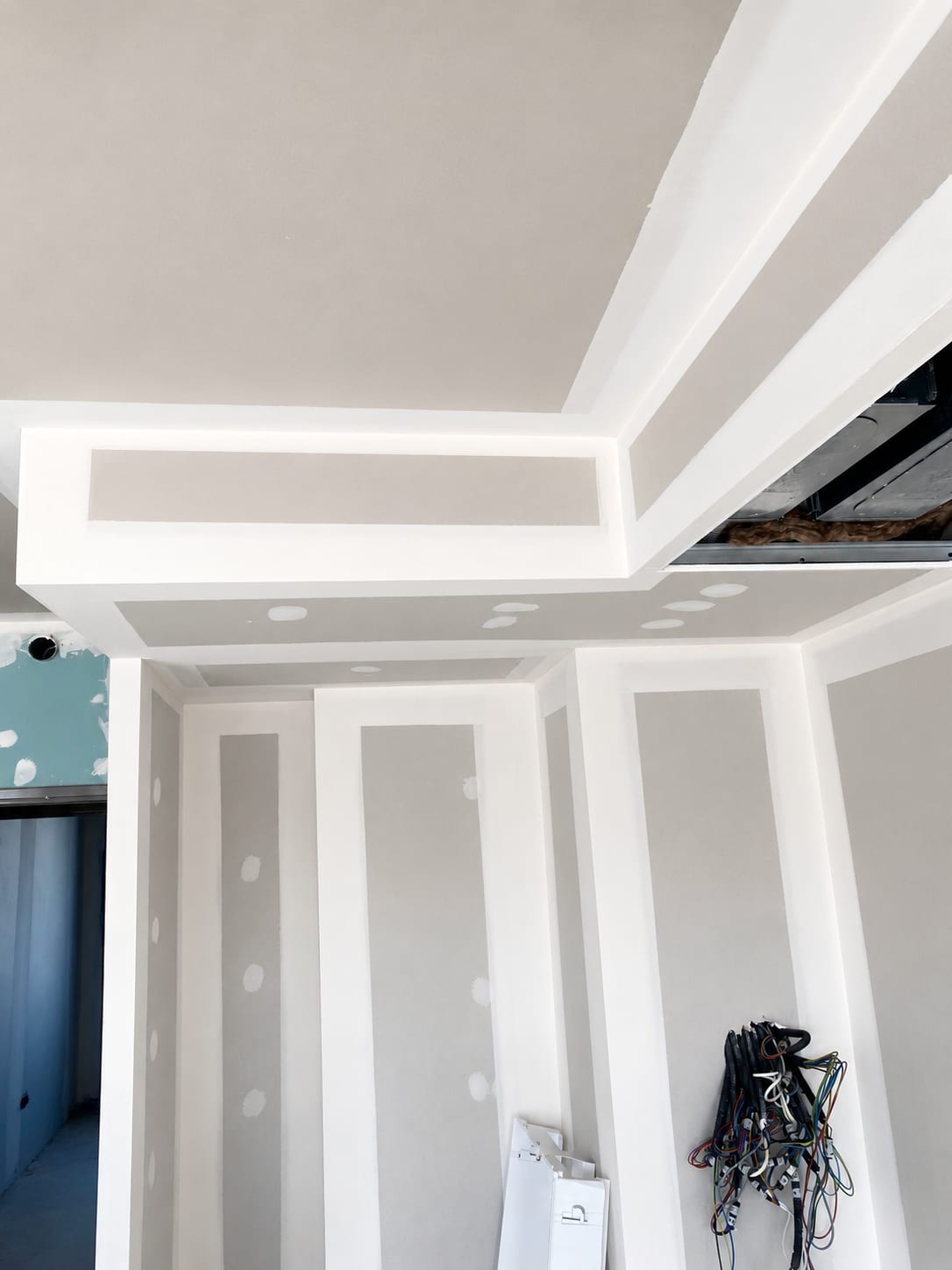 Cloisons et plafond enduits, bandes et têtes de vis rebouchées avant peinture