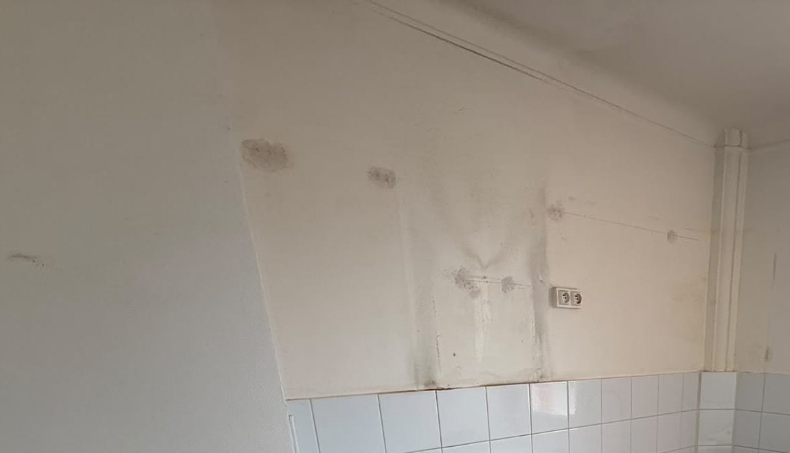 Cuisine avant travaux à La Garenne-Colombes, toile de verre tachée et reprise au-dessus de la faïence