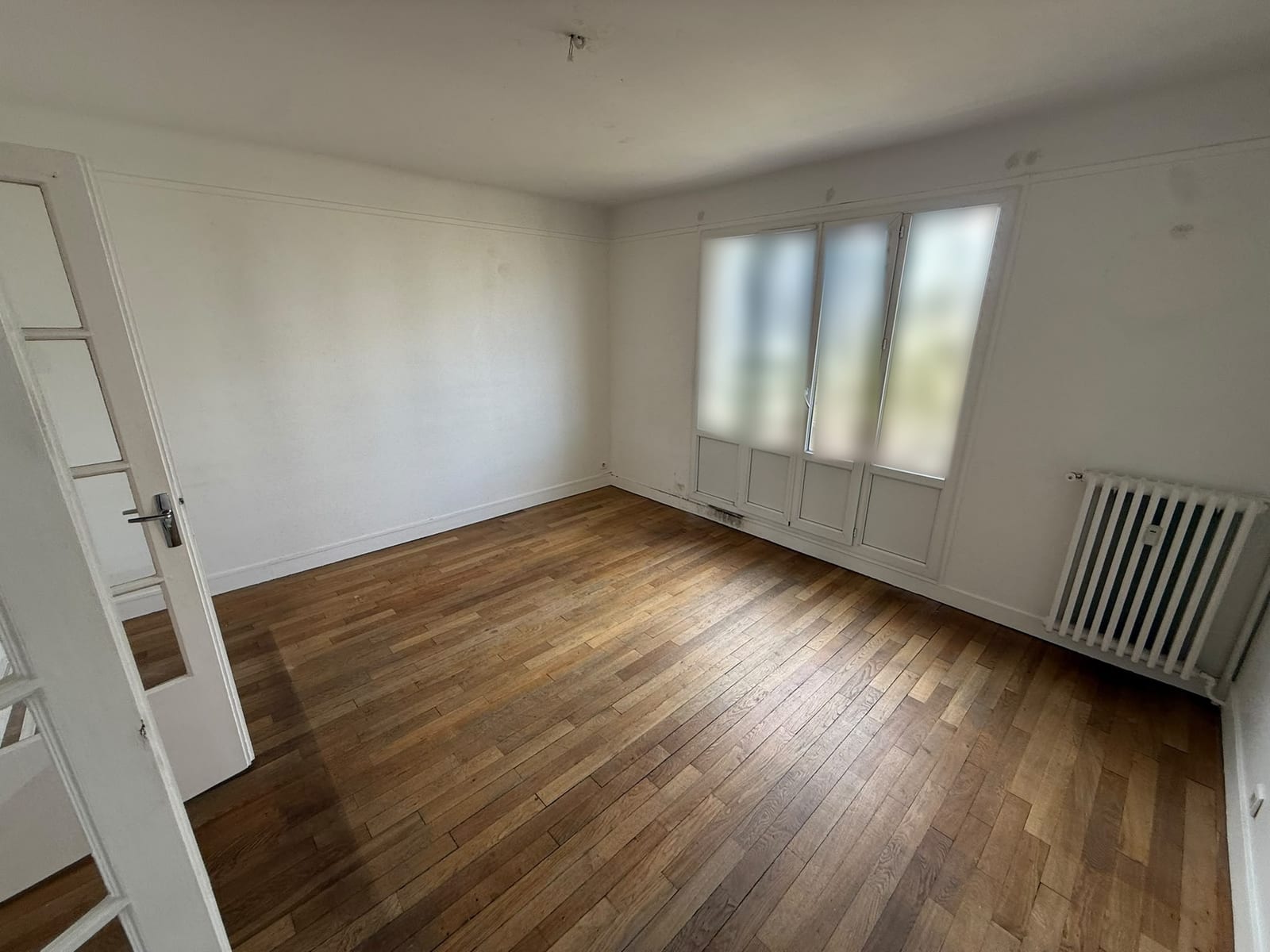 Séjour avant travaux, trous et chevilles au-dessus de la porte-fenêtre