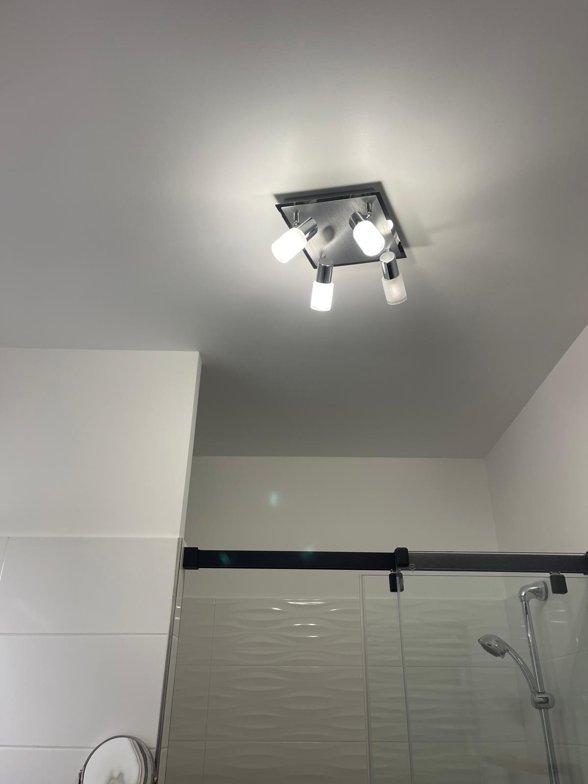 Plafond de salle de bains repeint après dégât des eaux à Saint-Ouen, spots remontés