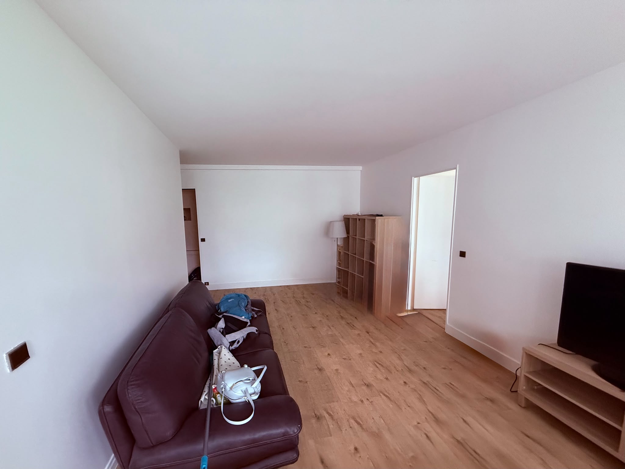 Séjour repeint en blanc avant remise en location d’un appartement