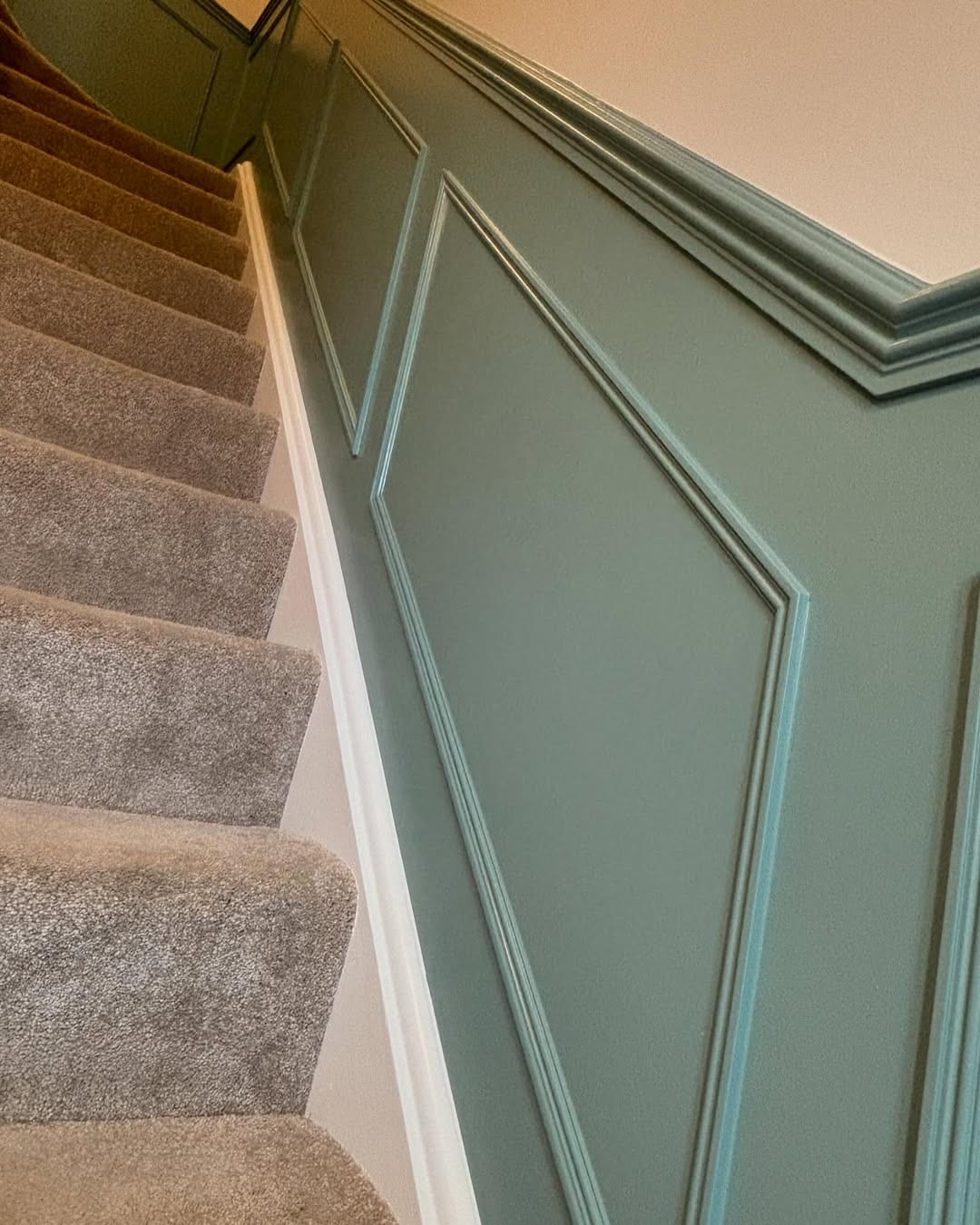 Montée d’escalier à soubassement mouluré vert